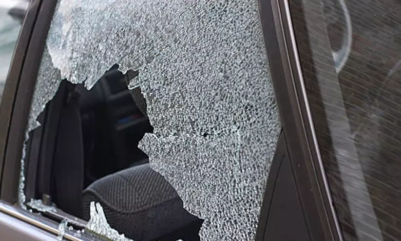 ടോള്‍പ്ലാസക്കു സമീപം കാർയാത്രക്കാരായ കുടുംബത്തിനുനേരെ ആക്രമണം