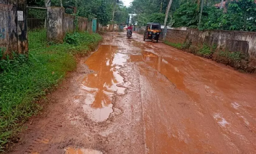 കോട്ടമുകള്‍ -പാല്‍ക്കുന്ന് റോഡ്: കുണ്ടും കുഴിയും ചളിയും