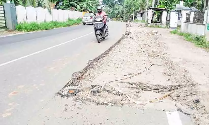 കായംകുളം-പത്തനാപുരം സംസ്ഥാനപാത; അറ്റകുറ്റപ്പണി മുടങ്ങിയിട്ട് 20 ദിവസം കായംകുളം-പത്തനാപുരം സംസ്ഥാനപാത; അറ്റകുറ്റപ്പണി മുടങ്ങിയിട്ട് 20 ദിവസം