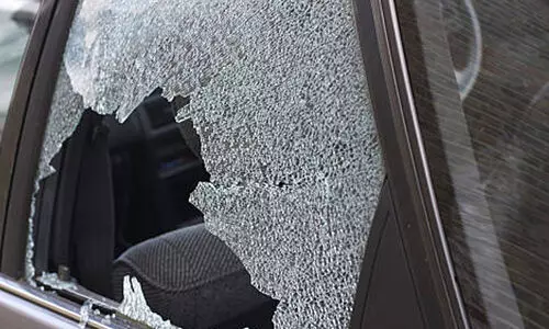 ടോള്‍പ്ലാസക്കു സമീപം കാർയാത്രക്കാരായ കുടുംബത്തിനുനേരെ ആക്രമണം