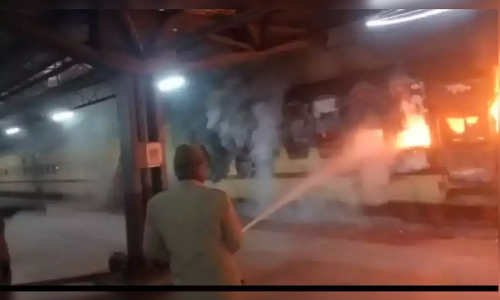 ഉജ്ജയിനിൽ റെയിൽവേ സ്റ്റേഷനിൽ ട്രെയിനിൽ തീപിടിത്തം