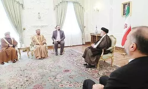 ഇ​റാ​ൻ പ്ര​സി​ഡ​ന്‍റു​മാ​യി ഒ​മാ​ൻ വി​ദേ​ശ​കാ​ര്യ മ​ന്ത്രി കൂ​ടി​ക്കാ​ഴ്ച ന​ട​ത്തി