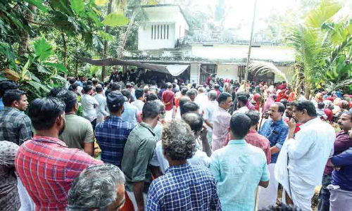 മുങ്ങിത്താഴ്ന്ന യുവതിയെ 60കാരി മാതാവ് രക്ഷപ്പെടുത്തിയത് സാഹസികമായി