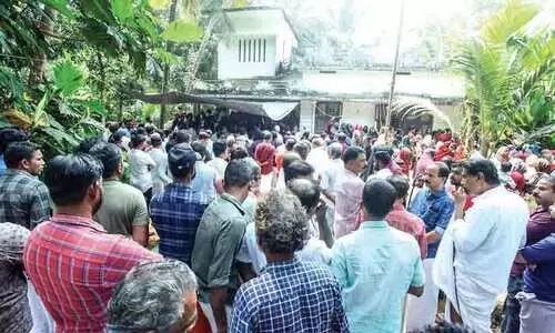 മുങ്ങിത്താഴ്ന്ന യുവതിയെ 60കാരി മാതാവ് രക്ഷപ്പെടുത്തിയത് സാഹസികമായി