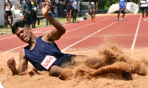 ജില്ല റവന്യൂ കായികമേള; ട്രാക്കിലും പിറ്റിലും തീപ്പൊരി