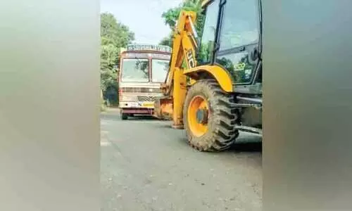 മ​ണ്ണു​മാ​ന്തി​യ​ന്ത്ര​ങ്ങ​ളു​ടെ സ​ഹാ​യ​ത്തോ​ടെ വലിച്ചുകൊ​ണ്ടു​പോ​കു​ന്ന ലോ​റി