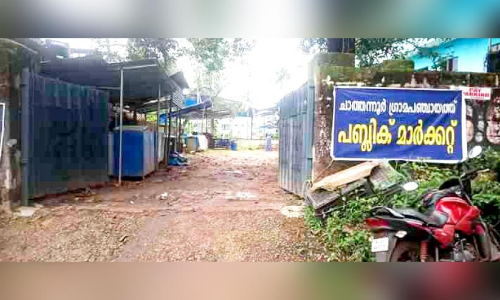 അടിസ്ഥാന സൗകര്യം ഒരുക്കിയില്ല, പൊതു മാർക്കറ്റ് സ്വകാര്യ വ്യക്തിയുടെ സ്ഥലത്തേക്ക് മാറ്റി; പ്രതിഷേധം ശക്തം