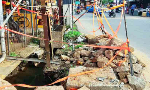 റോ​ഡ​രി​കി​ലെ കു​ഴി അ​പ​ക​ട​ഭീ​ഷ​ണി