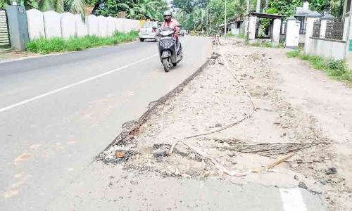കായംകുളം-പത്തനാപുരം സംസ്ഥാനപാത; അറ്റകുറ്റപ്പണി മുടങ്ങിയിട്ട് 20 ദിവസം