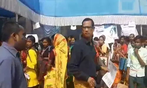 റേഷൻ കാർഡിൽ ദത്ത കുത്തയായി; ഉദ്യോഗസ്ഥർക്ക് മുന്നിൽ കുരച്ച് യുവാവ്; ഒടുവിൽ നടന്നത്