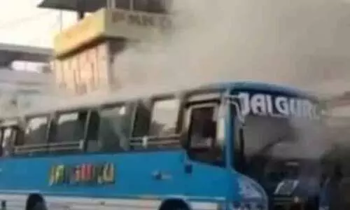 ഓടുന്നതിനി​ടെ സ്വകാര്യ ബസിന് തീപിടിച്ചു