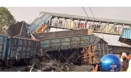 ട്രെയിൻ പാളംതെറ്റി സ്റ്റേഷനിലേക്ക് പാഞ്ഞുകയറി മൂന്നു സ്ത്രീകൾ മരിച്ചു