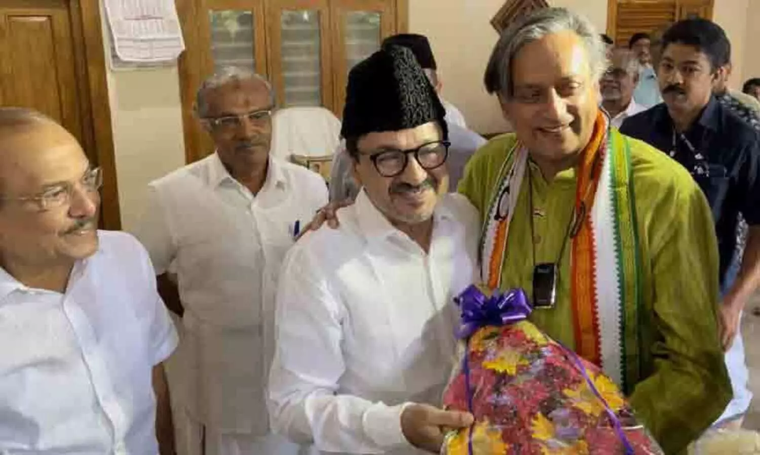 പാർട്ടിയിൽ ഒന്നിച്ച് പോകാനാണ് ആഗ്രഹം -ശശി തരൂർ