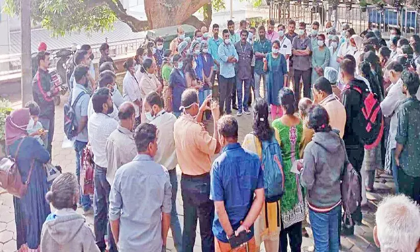 ഡോക്ടറുടെ ജോലി തടസ്സപ്പെടുത്തിയതായി പരാതി ഡോക്ടറുടെ ജോലി തടസ്സപ്പെടുത്തിയതായി പരാതി