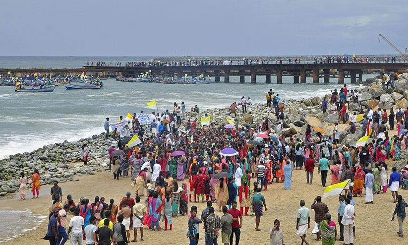 വിഴിഞ്ഞം: വലിയ വാഹനങ്ങൾ തടയില്ലെന്ന് സമരക്കാർ വിഴിഞ്ഞം: വലിയ വാഹനങ്ങൾ തടയില്ലെന്ന് സമരക്കാർ