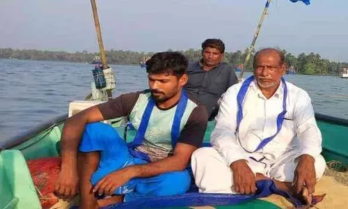 ലോക മത്സ്യത്തൊഴിലാളി ദിനത്തിൽ കടലിൽ നിരാഹാരം ലോക മത്സ്യത്തൊഴിലാളി ദിനത്തിൽ കടലിൽ നിരാഹാരം