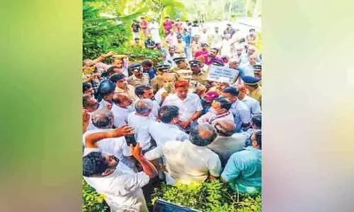 ഗ്രീ​ന്‍ഫീ​ല്‍ഡ് പാ​ത; വാ​ഴ​ക്കാട്ട് കുറ്റിയടി തടഞ്ഞ് നാ​ട്ടു​കാ​ര്‍