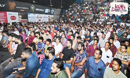 കളി ഒന്നിച്ചിരുന്ന് കാണാൻ സ്വന്തം നാട്ടിന്റെ കളിക്കാർ