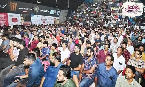 കളി ഒന്നിച്ചിരുന്ന് കാണാൻ സ്വന്തം നാട്ടിന്റെ കളിക്കാർ