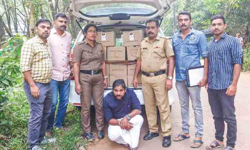 കാ​റി​ൽ മ​ദ്യം ക​ട​ത്തി​യ യു​വാ​വ് പി​ടി​യി​ൽ; പി​ടി​ച്ചെ​ടു​ത്ത​ത് 200 കു​പ്പി