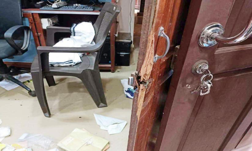 സ്കൂളിലും കോഴിക്കടയിലും മോഷണം