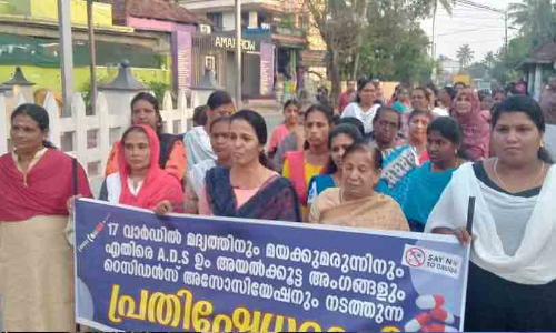 വീട്ടമ്മ അനധികൃത മദ്യവിൽപന നടത്തുന്നുവെന്ന്; അയൽവാസികൾ വീട് ഉപരോധിച്ചു