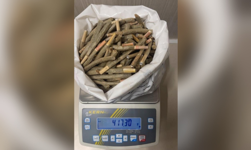 കൈതച്ചക്കക്കുള്ളിൽ ലഹരിമരുന്ന്​ കടത്താൻ ശ്രമം; ദുബൈ വിമാനത്താവളത്തിൽ യാത്രക്കാരൻ അറസ്റ്റിൽ