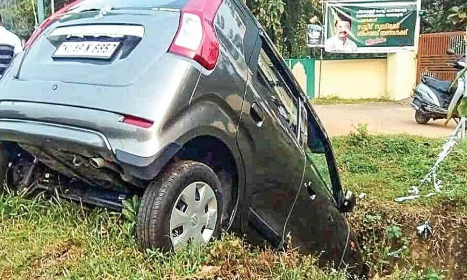 കാർ കനാലിലേക്ക് മറിഞ്ഞു