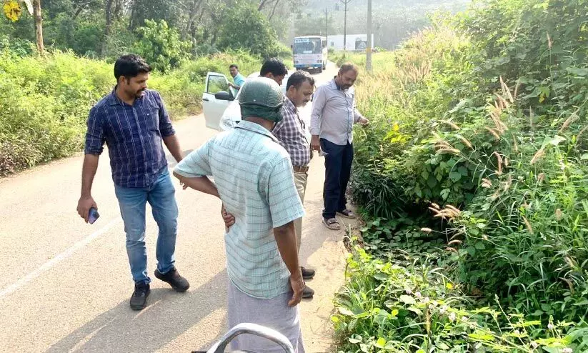 സ്വകാര്യ കമ്പനിക്കായി റോഡ് പൊളിച്ചതായ പരാതി; പൊതുമരാമത്ത് ഉദ്യോഗസ്ഥർ പരിശോധന നടത്തി സ്വകാര്യ കമ്പനിക്കായി റോഡ് പൊളിച്ചതായ പരാതി; പൊതുമരാമത്ത് ഉദ്യോഗസ്ഥർ പരിശോധന നടത്തി