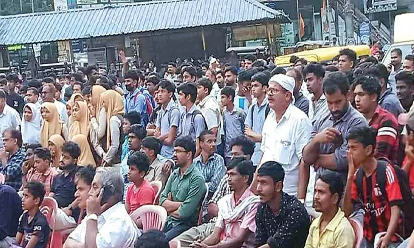 അർജന്റീന-സൗദി മത്സരം കാണാൻ ജനം ഒഴുകിയെത്തി; ബസ് സ്റ്റാൻഡിൽ ഗതാഗതം തടസ്സപ്പെട്ടു