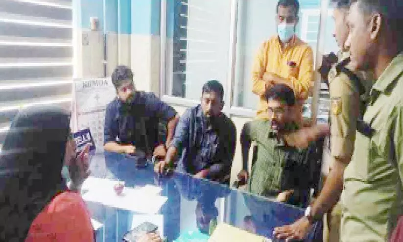 ലിഫ്റ്റ് തകരാറിൽ; ഡി.വൈ.എഫ്.ഐ ആശുപത്രി സൂപ്രണ്ടിനെ ഉപരോധിച്ചു