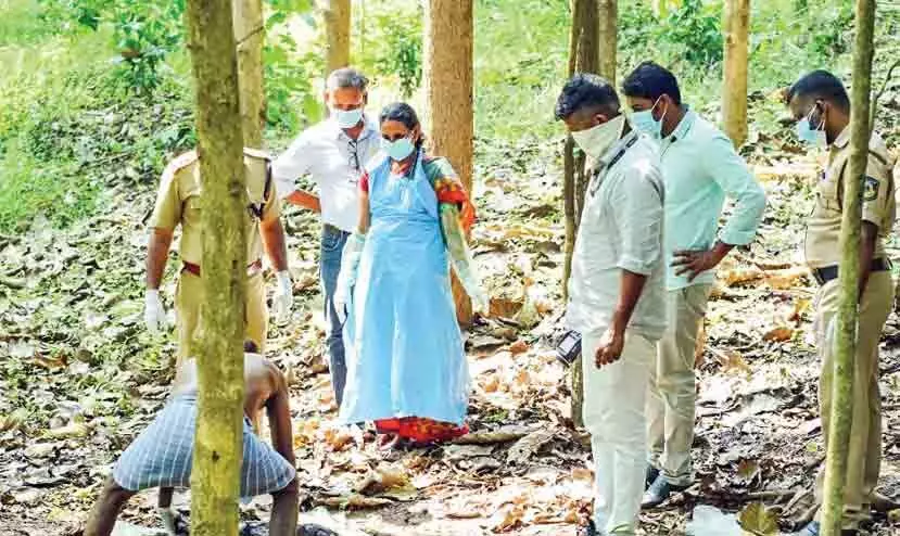 സ്ഫോടകവസ്തു കടിച്ച് വളർത്തുനായ് ചത്ത സംഭവം; ജഡം പുറത്തെടുത്ത് പരിശോധിച്ചു