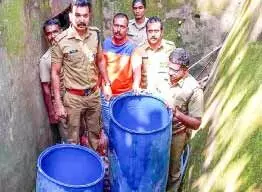 വാറ്റുകേന്ദ്രം കണ്ടെത്തി, ചാരായം പിടികൂടി വാറ്റുകേന്ദ്രം കണ്ടെത്തി, ചാരായം പിടികൂടി