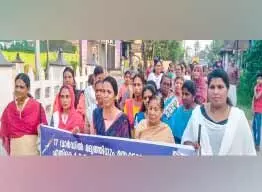 അനധികൃത മദ്യവിൽപന; വീട്ടമ്മമാർ വീട് ഉപരോധിച്ചു അനധികൃത മദ്യവിൽപന; വീട്ടമ്മമാർ വീട് ഉപരോധിച്ചു