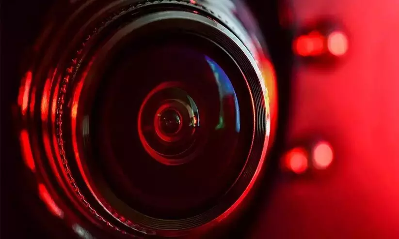 മൊബൈലിൽ 2000 പെൺകുട്ടികളുടെ സ്വകാര്യ ദൃശ്യങ്ങൾ; കോളജ് കുളിമുറിയിൽ ഒളി കാമറ വെക്കാൻ ശ്രമിച്ചയാൾ പിടിയിൽ