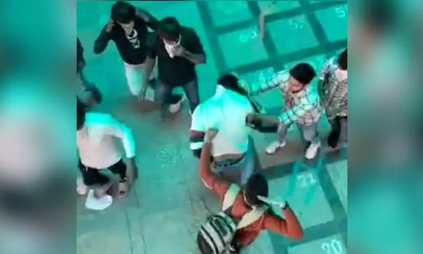 ലൗ ജിഹാദ് ആരോപിച്ച് മുസ്ലീം വിദ്യാർഥികൾക്ക് ബജ്റംഗ്ദൾ-വി.എച്ച്.പി പ്രവർത്തകരുടെ ക്രൂര മർദനം ലൗ ജിഹാദ് ആരോപിച്ച് മുസ്ലീം വിദ്യാർഥികൾക്ക് ബജ്റംഗ്ദൾ-വി.എച്ച്.പി പ്രവർത്തകരുടെ ക്രൂര മർദനം