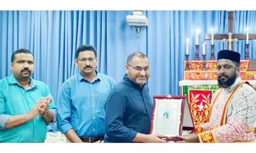 നി​ജു എ​ബ്ര​ഹാ​മി​ന് ക്നാ​നാ​യ ഇ​ട​വ​ക യാ​ത്ര​യ​യ​പ്പ് ന​ൽ​കി