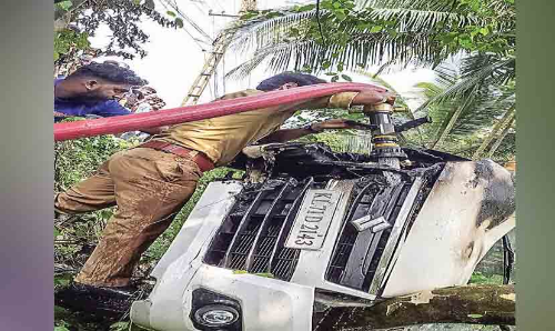 അപകടത്തിൽപെട്ട് മറിഞ്ഞ കാറിന് തീപിടിച്ചു