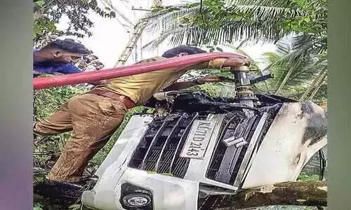 അപകടത്തിൽപെട്ട് മറിഞ്ഞ കാറിന് തീപിടിച്ചു അപകടത്തിൽപെട്ട് മറിഞ്ഞ കാറിന് തീപിടിച്ചു