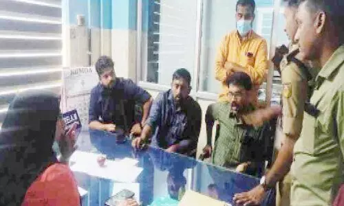 ലിഫ്റ്റ് തകരാറിൽ; ഡി.വൈ.എഫ്.ഐ ആശുപത്രി സൂപ്രണ്ടിനെ ഉപരോധിച്ചു