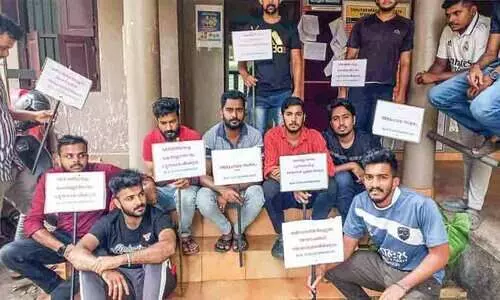 കേരളോത്സവം നിർത്തിവെച്ചതിനെതിരെ സത‍്യഗ്രഹ സമരം