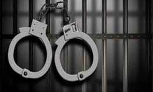 നിരോധിത പുകയില ഉൽപന്നങ്ങൾ പിടികൂടി വിദ്യാർഥികൾ