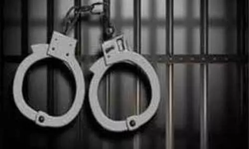 നിരോധിത പുകയില ഉൽപന്നങ്ങൾ പിടികൂടി വിദ്യാർഥികൾ