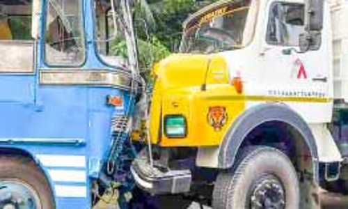 ബസും ടിപ്പറും കൂട്ടിയിടിച്ച് നിരവധി പേർക്ക് പരിക്ക്