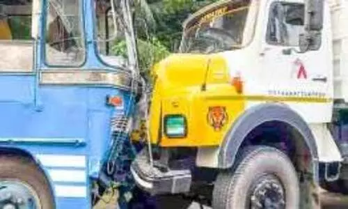 ബസും ടിപ്പറും കൂട്ടിയിടിച്ച് നിരവധി പേർക്ക് പരിക്ക്