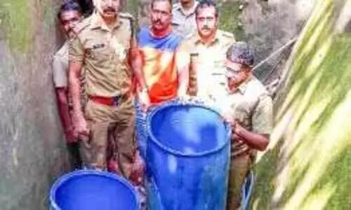 വാറ്റുകേന്ദ്രം കണ്ടെത്തി, ചാരായം പിടികൂടി