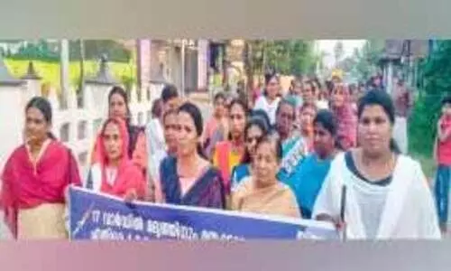 അനധികൃത മദ്യവിൽപന; വീട്ടമ്മമാർ വീട് ഉപരോധിച്ചു