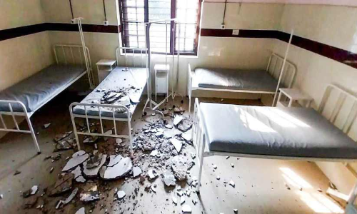 ആശുപത്രി വാർഡിൽ സീലിങ് അടർന്നു; തലനാരിഴക്ക്​ ദുരന്തം ഒഴിവായി