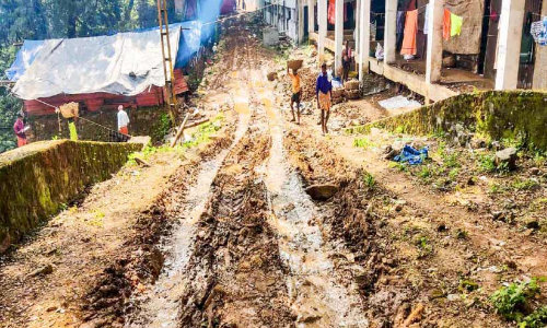 ട്രാക്ടർ പാത ചളിക്കുളമായി