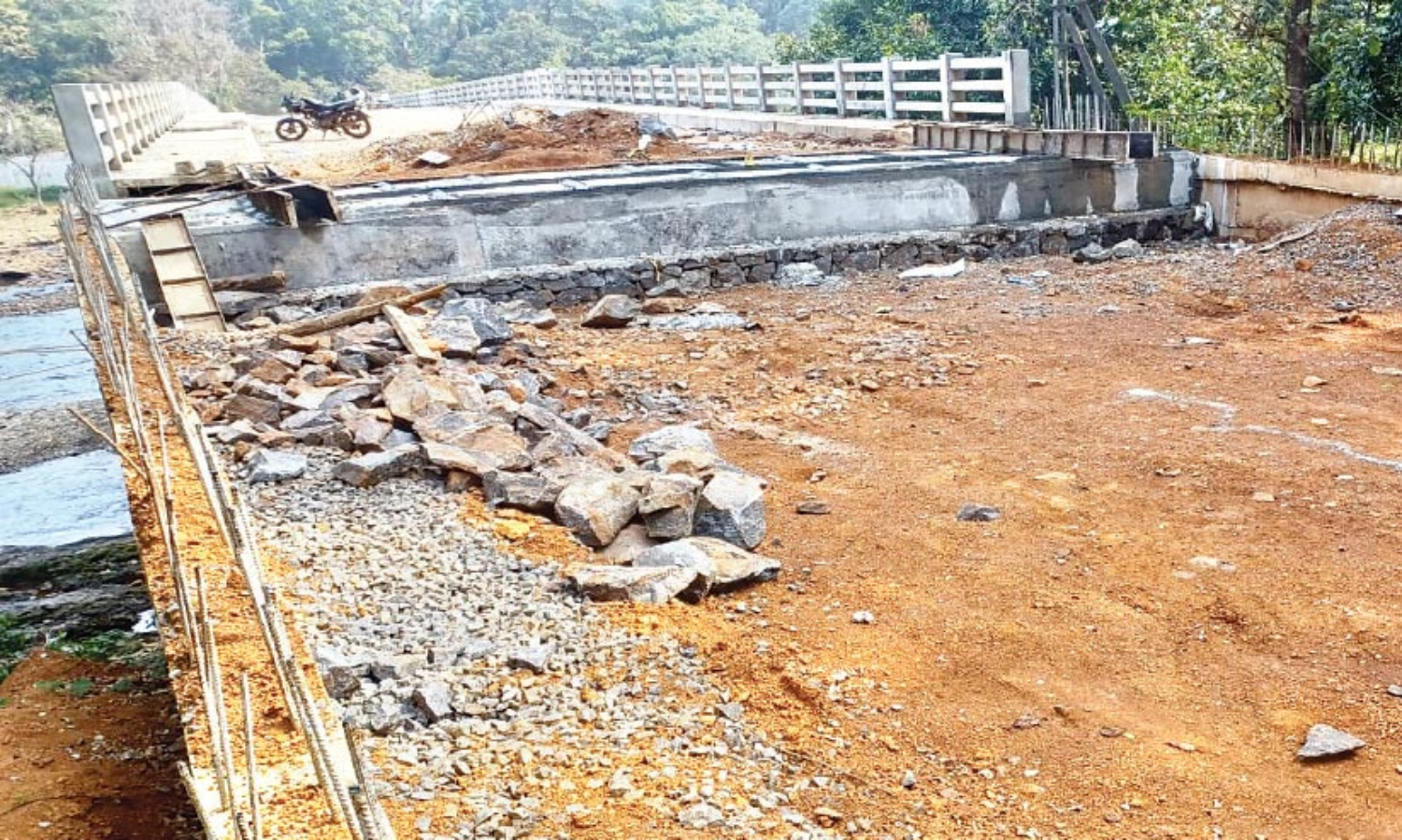 ഓടന്തോട് -ആറളം ഫാം പാലം നിർമാണം ഇഴയുന്നു